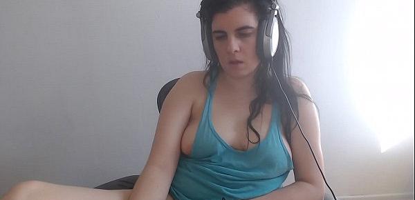  Amateur 3399masturbates with moaning (clothed)